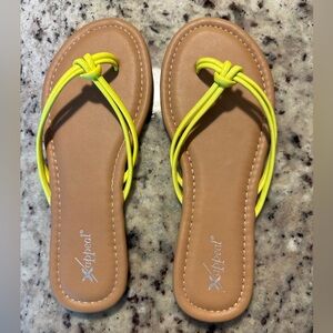 NEW Woman’s Xappel Sandal in Bright Yellow. Size 8M